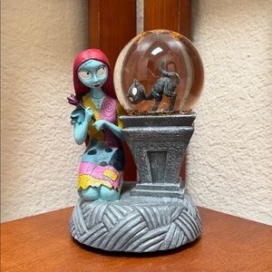 Disney Nightmare Before Christmas Sally & Black Cat Light up Musical Snow-globe…